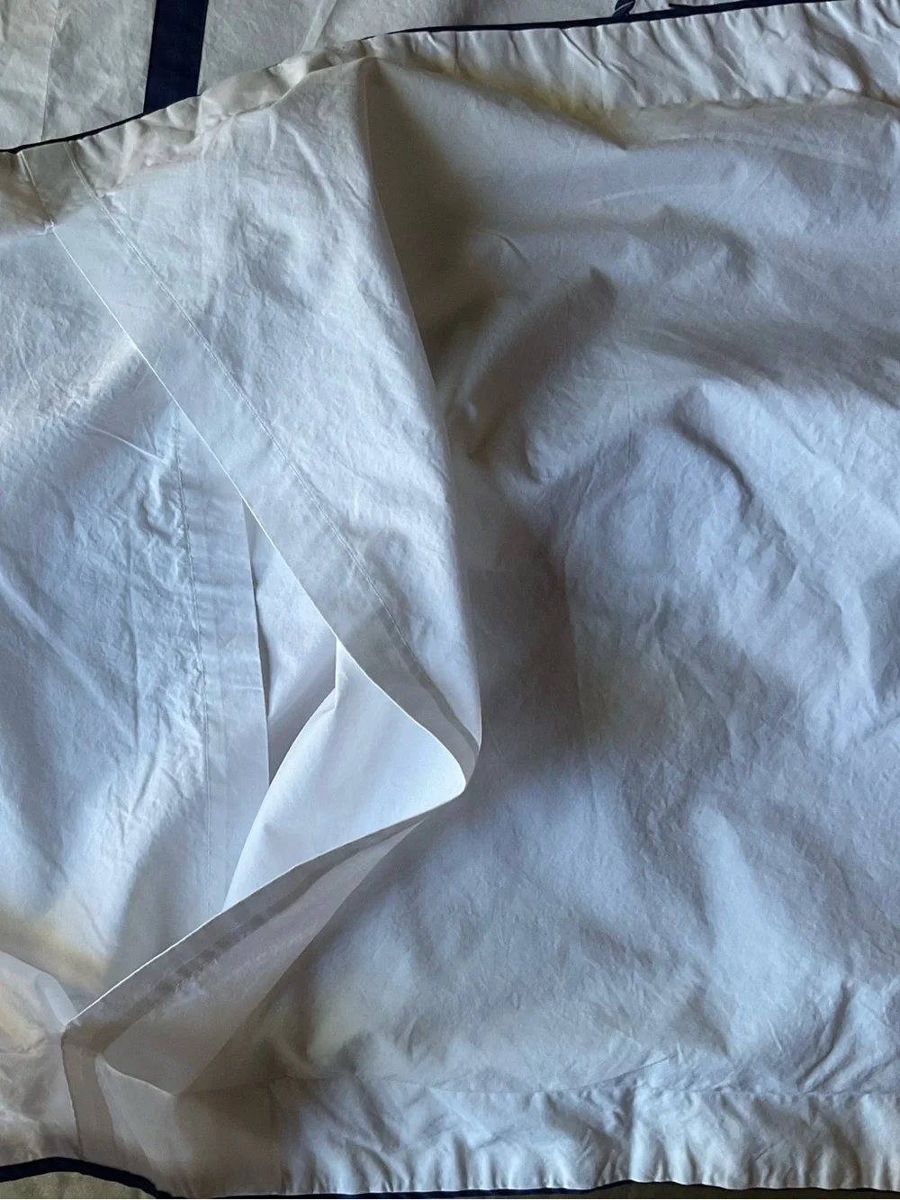 2x Pottery Barn White Organic Cotton Navy Blue Borders & Embroidery Shams 26x20”
